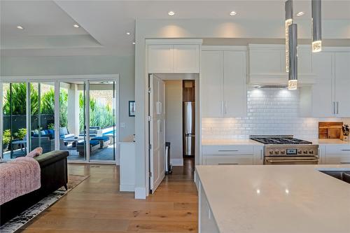 5697 Jasper Way, Kelowna, BC - Indoor Photo Showing Kitchen With Double Sink With Upgraded Kitchen