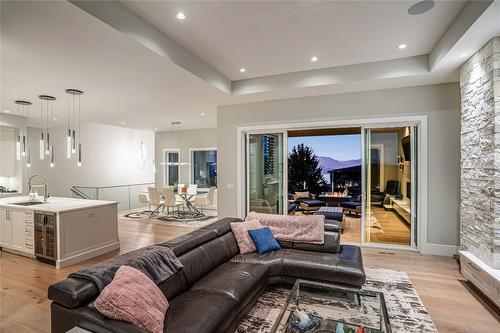 5697 Jasper Way, Kelowna, BC - Indoor Photo Showing Living Room