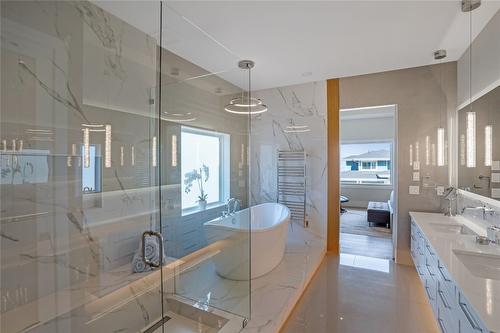 5697 Jasper Way, Kelowna, BC - Indoor Photo Showing Bathroom