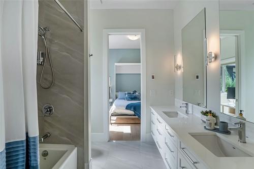 5697 Jasper Way, Kelowna, BC - Indoor Photo Showing Bathroom