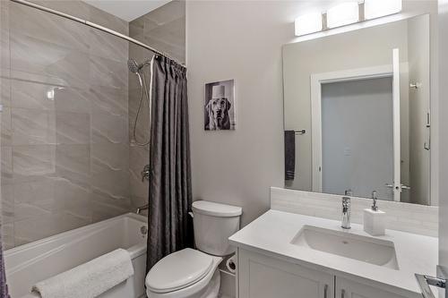5697 Jasper Way, Kelowna, BC - Indoor Photo Showing Bathroom