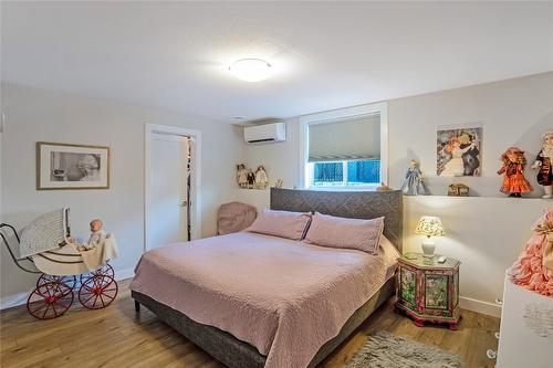 5697 Jasper Way, Kelowna, BC - Indoor Photo Showing Bedroom