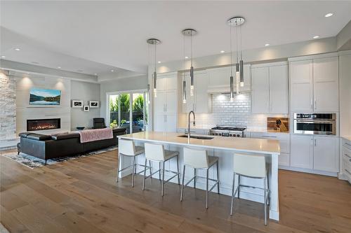 5697 Jasper Way, Kelowna, BC - Indoor Photo Showing Kitchen With Upgraded Kitchen