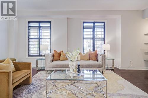 3519 Trilogy Trail, Mississauga, ON - Indoor Photo Showing Living Room