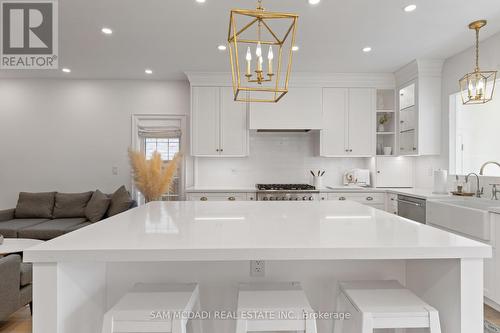 4 Iroquois Avenue, Mississauga, ON - Indoor Photo Showing Kitchen With Upgraded Kitchen