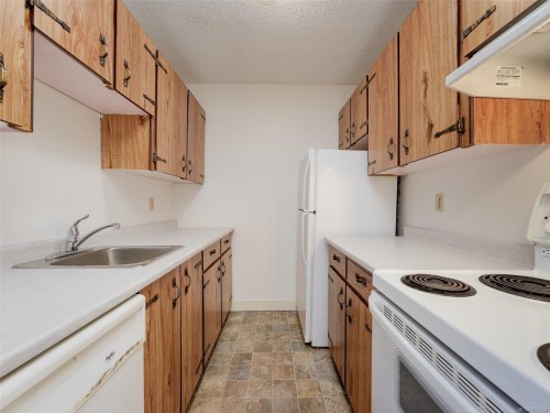 308-1745 Leighton Rd, Victoria, BC - Indoor Photo Showing Kitchen