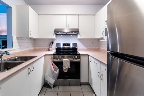 304-832 Fisgard St, Victoria, BC - Indoor Photo Showing Kitchen With Double Sink