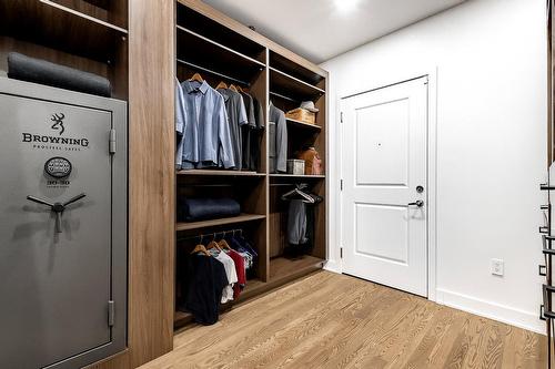 Walk-in closet - 102-104-3950 Rue Claude-Henri-Grignon, Montréal (Saint-Laurent), QC - Indoor