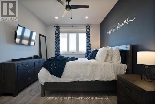 19 - 159 Collins Way, Strathroy-Caradoc (Se), ON - Indoor Photo Showing Bedroom