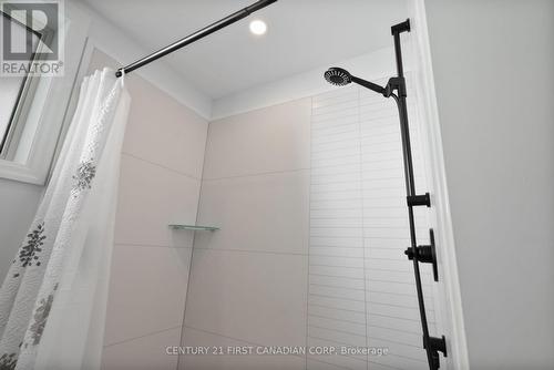 19 - 159 Collins Way, Strathroy-Caradoc (Se), ON - Indoor Photo Showing Bathroom