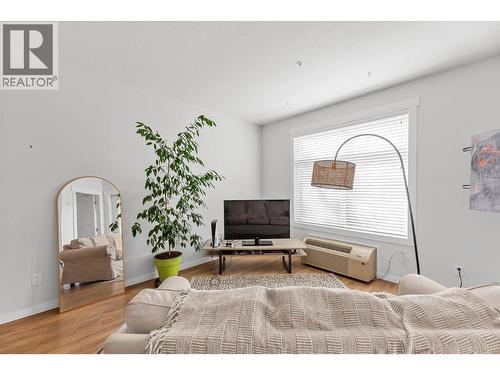 710 Stockwell Avenue Unit# 207, Kelowna, BC - Indoor Photo Showing Living Room