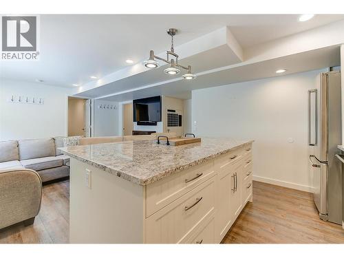 5127 Luckett Court, Kelowna, BC - Indoor Photo Showing Kitchen With Upgraded Kitchen