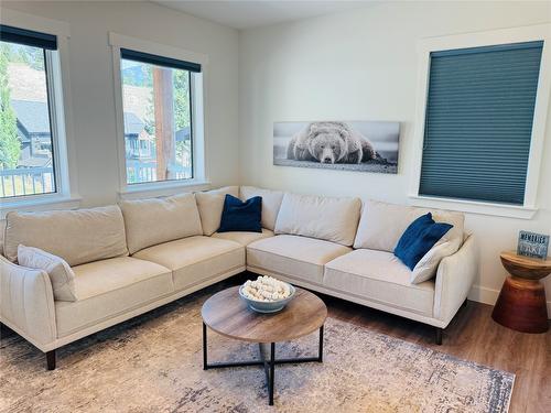705 Kpokl Road, Invermere, BC - Indoor Photo Showing Living Room