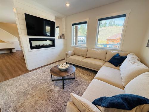 705 Kpokl Road, Invermere, BC - Indoor Photo Showing Living Room