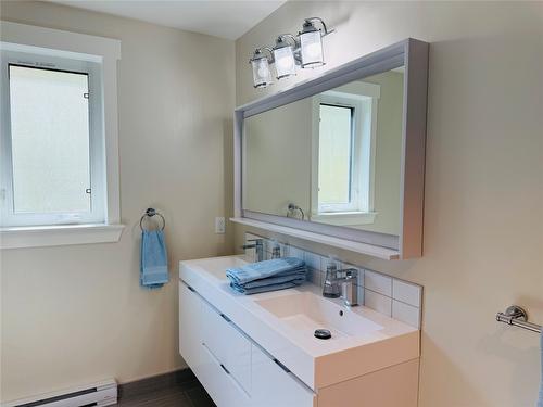 705 Kpokl Road, Invermere, BC - Indoor Photo Showing Bathroom