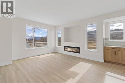 2686 Tranquille Road Unit# 118, Kamloops, BC - Indoor Photo Showing Living Room With Fireplace