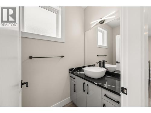 1789 Viewpoint Drive, Kelowna, BC - Indoor Photo Showing Bathroom