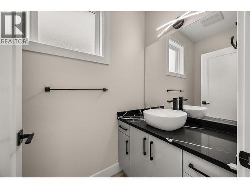 1789 Viewpoint Drive, Kelowna, BC - Indoor Photo Showing Bathroom