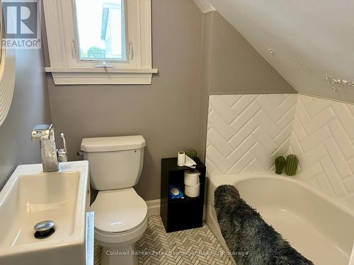 Upper level bath - 582 9Th Street, Hanover, ON - Indoor Photo Showing Bathroom