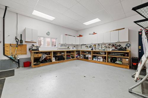 Garage - 42 Ch. Higgins, Low, QC - Indoor Photo Showing Garage