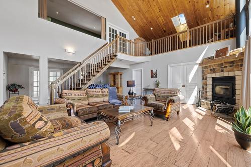 Salon - 42 Ch. Higgins, Low, QC - Indoor With Fireplace