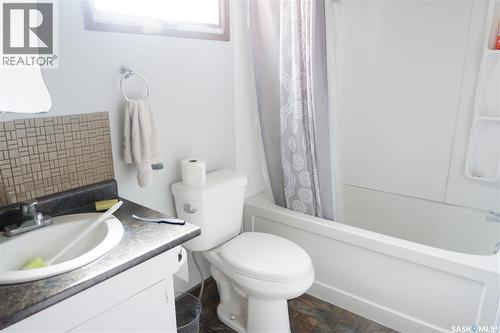 11 B Avenue, Willow Bunch, SK - Indoor Photo Showing Bathroom