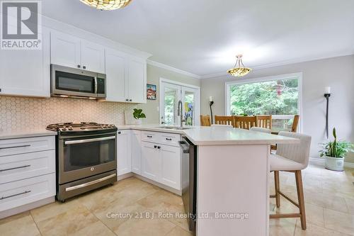 1 Blackcomb Drive, Oro-Medonte, ON - Indoor Photo Showing Kitchen With Upgraded Kitchen