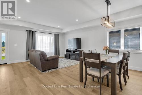 18 Walnut Drive, Tillsonburg, ON - Indoor Photo Showing Dining Room