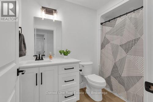 18 Walnut Drive, Tillsonburg, ON - Indoor Photo Showing Bathroom