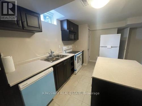 3194 World Series Court, Mississauga, ON - Indoor Photo Showing Kitchen With Double Sink