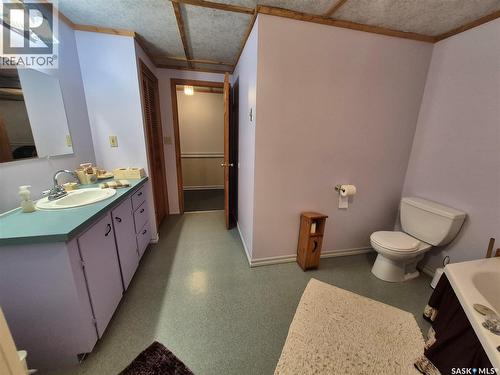 713 Railway Avenue, Midale, SK - Indoor Photo Showing Bathroom