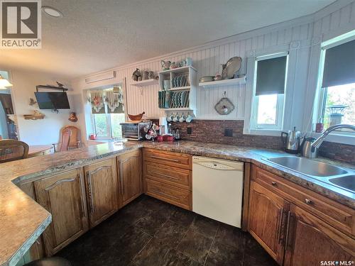 713 Railway Avenue, Midale, SK - Indoor Photo Showing Kitchen With Double Sink