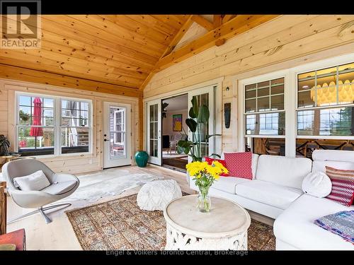 9 Osprey Way, Georgian Bay (Baxter), ON - Indoor Photo Showing Living Room