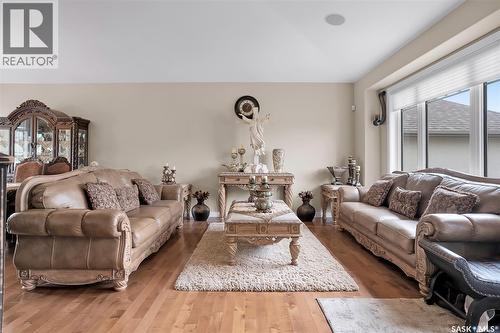 215 Beechwood Crescent, Saskatoon, SK - Indoor Photo Showing Living Room