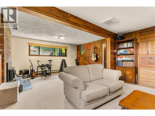 1637 Birch Drive, Revelstoke, BC - Indoor Photo Showing Living Room