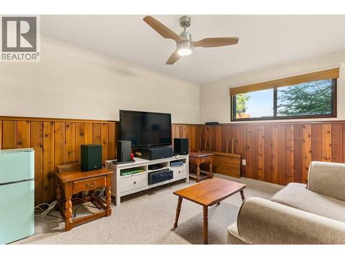 1637 Birch Drive, Revelstoke, BC - Indoor Photo Showing Living Room