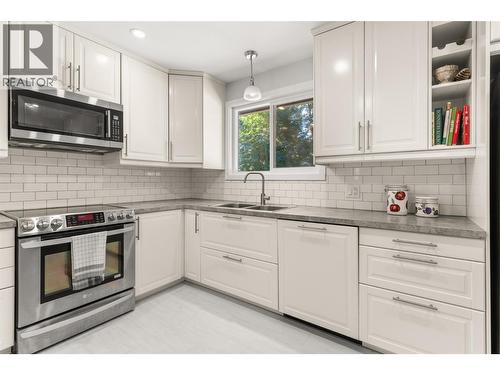1637 Birch Drive, Revelstoke, BC - Indoor Photo Showing Kitchen With Double Sink With Upgraded Kitchen