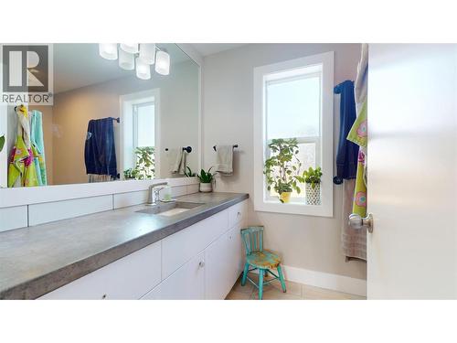 1605 4Th Street N, Cranbrook, BC - Indoor Photo Showing Bathroom