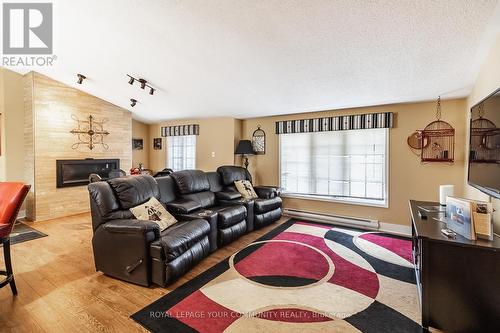 920 Great Northern Road, Sault Ste Marie, ON - Indoor Photo Showing Living Room
