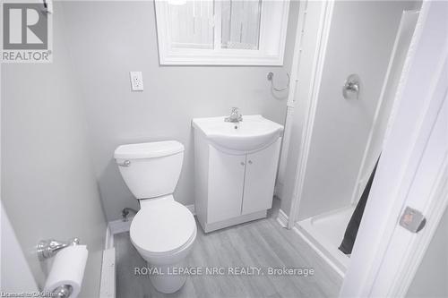 11 Perry Street, St. Catharines, ON - Indoor Photo Showing Bathroom