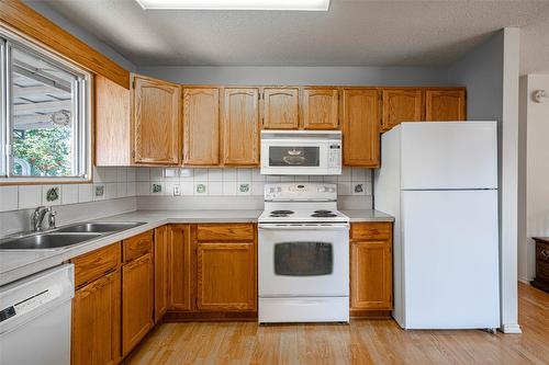 4402 16 Avenue, Vernon, BC - Indoor Photo Showing Kitchen With Double Sink