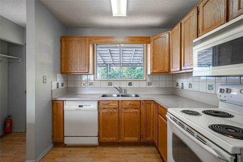 4402 16 Avenue, Vernon, BC - Indoor Photo Showing Kitchen With Double Sink