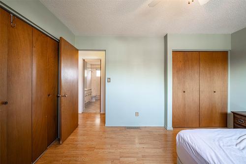 4402 16 Avenue, Vernon, BC - Indoor Photo Showing Bedroom