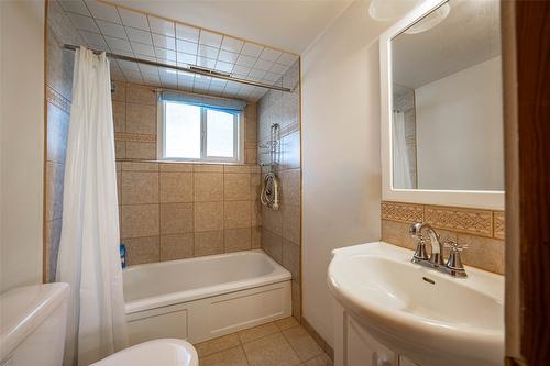 4402 16 Avenue, Vernon, BC - Indoor Photo Showing Bathroom