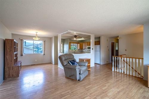 4402 16 Avenue, Vernon, BC - Indoor Photo Showing Living Room