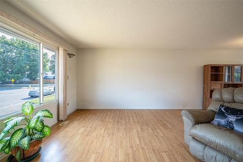 4402 16 Avenue, Vernon, BC - Indoor Photo Showing Living Room