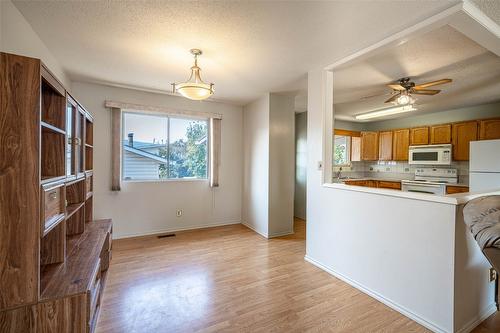 4402 16 Avenue, Vernon, BC - Indoor Photo Showing Kitchen