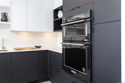 1102-1010 View St, Victoria, BC - Indoor Photo Showing Kitchen