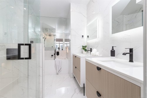 1102-1010 View St, Victoria, BC - Indoor Photo Showing Bathroom