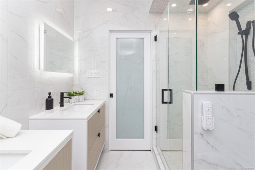 1102-1010 View St, Victoria, BC - Indoor Photo Showing Laundry Room